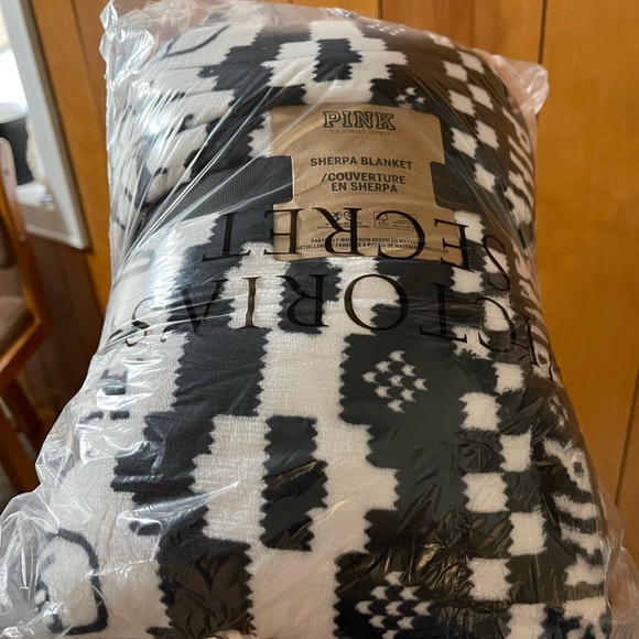 NWT VICTORIA'S SECRET VS PINK Sherpa Blanket - Picture 3 of 8